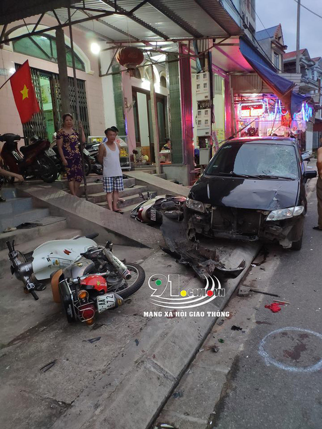 Clip: Ô tô lao vút, hất tung thanh niên bên đường lên nắp capo rồi tông loạt xe máy, biển hiệu-2