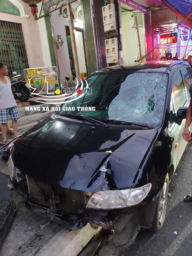 Clip: Ô tô lao vút, hất tung thanh niên bên đường lên nắp capo rồi tông loạt xe máy, biển hiệu-3