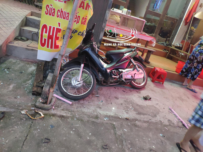 Clip: Ô tô lao vút, hất tung thanh niên bên đường lên nắp capo rồi tông loạt xe máy, biển hiệu-4