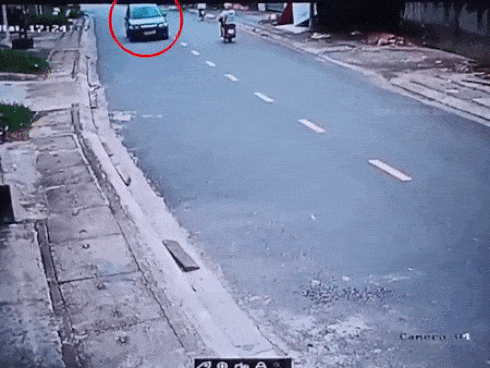 Clip: Ô tô lao vút, hất tung thanh niên bên đường lên nắp capo rồi tông loạt xe máy, biển hiệu-1