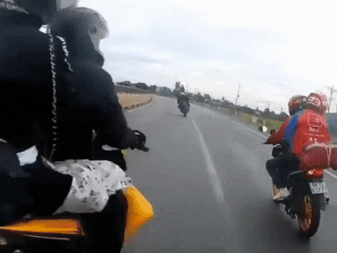 2 xe máy va quệt nhau trên đường do lấn làn, vượt ẩu-1