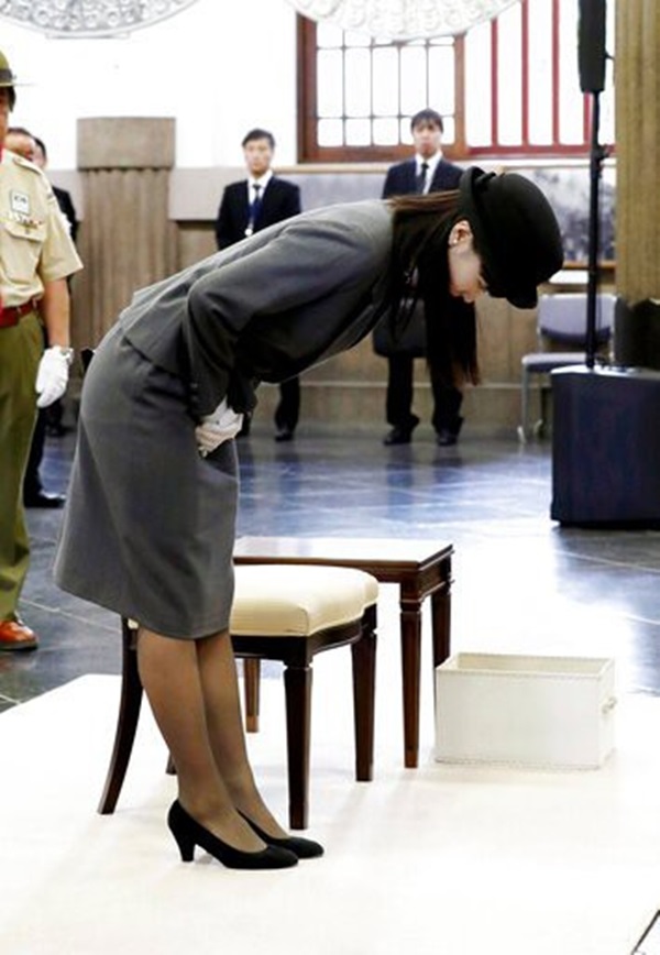 Công chúa xinh đẹp nhất Nhật Bản gây sốt với phong thái chuẩn mực khi lên xe ô tô, vậy mới thấy làm người hoàng gia không hề dễ dàng-2