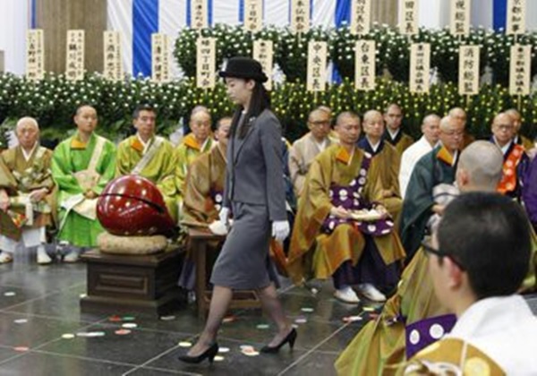 Công chúa xinh đẹp nhất Nhật Bản gây sốt với phong thái chuẩn mực khi lên xe ô tô, vậy mới thấy làm người hoàng gia không hề dễ dàng-3