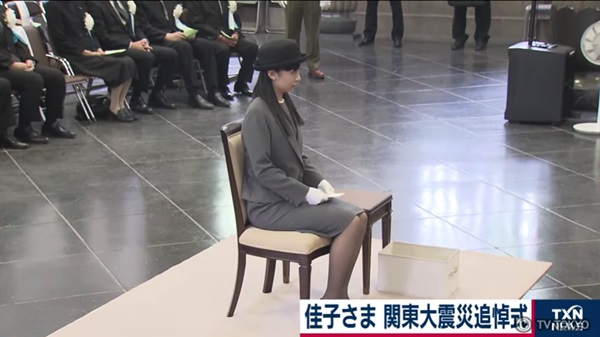 Công chúa xinh đẹp nhất Nhật Bản gây sốt với phong thái chuẩn mực khi lên xe ô tô, vậy mới thấy làm người hoàng gia không hề dễ dàng-4