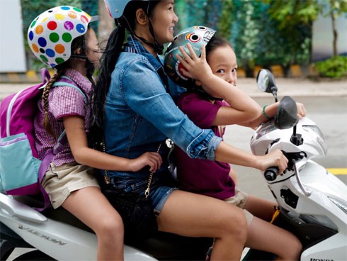 Trong khi chồng cũ hạnh phúc chào đón em bé sắp chào đời, Hồng Nhung lại thảnh thơi dành thời gian bên 2 