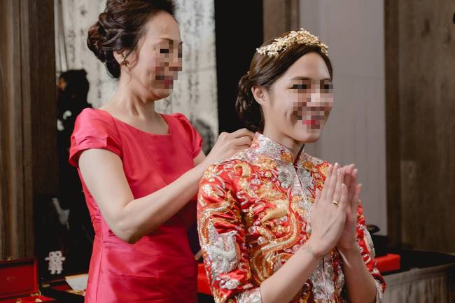 Ông chồng ngược ngạo nhất năm: Ăn hỏi tính toán từng tí, bắt vợ đưa vàng cho mẹ giữ, ai ngờ cô dâu phản ứng cứng thế này-1