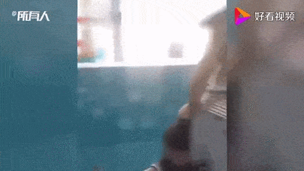 Con trai bị giành đồ chơi, người mẹ hung hãn bất chấp lao đến kéo lê đứa trẻ còn lại khiến ai cũng phẫn nộ-2