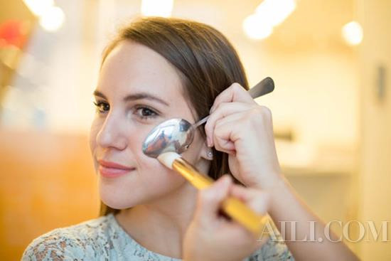 Tại sao các cô gái cần mang theo một chiếc thìa trong túi?-4