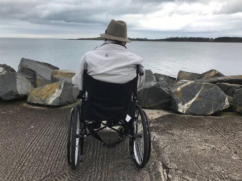 Bán thận cho con gái ăn học, cha chết lặng khi nhận món quà của con vào ngày tốt nghiệp-4