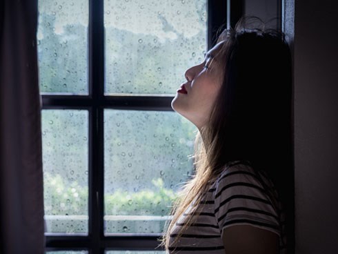 Còn chưa hết cữ, tôi đã bị chồng lôi về bằng được, biết người đang nằm chờ mình ở nhà, tôi chỉ muốn chết đi cho nhẹ nợ