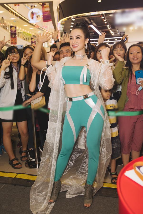 Angela Phương Trinh hóa siêu nhân phiên bản lỗi - Chi Pu mất điểm vì đôi boots khủng nuốt trọn chân-2