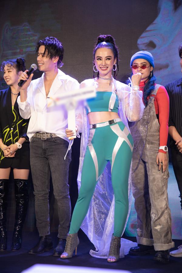 Angela Phương Trinh hóa siêu nhân phiên bản lỗi - Chi Pu mất điểm vì đôi boots khủng nuốt trọn chân-3