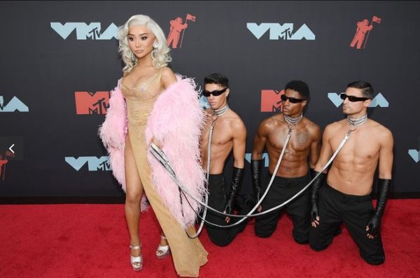 Angela Phương Trinh hóa siêu nhân phiên bản lỗi - Chi Pu mất điểm vì đôi boots khủng nuốt trọn chân-8