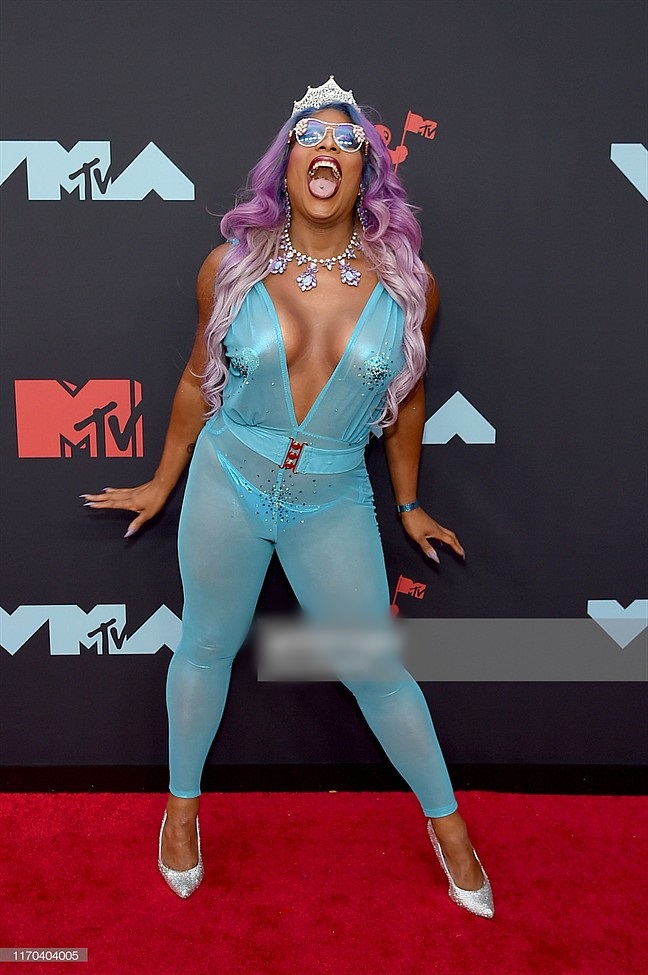 Angela Phương Trinh hóa siêu nhân phiên bản lỗi - Chi Pu mất điểm vì đôi boots khủng nuốt trọn chân-9