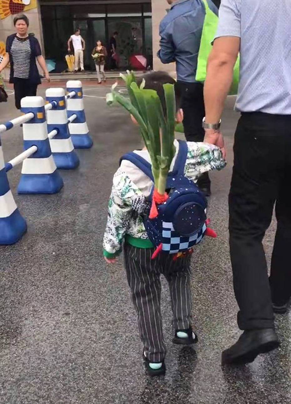 Bỏ 1 thứ vào balo trong ngày đầu tiên cháu trai đến trường, ông nội khiến dân mạng bái phục vì độ thâm sâu-1