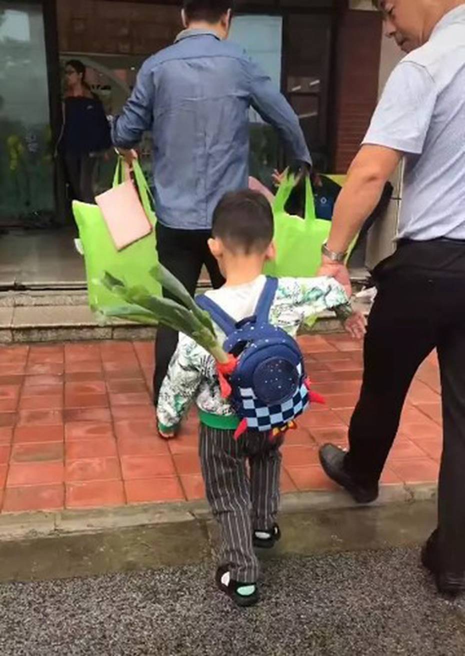 Bỏ 1 thứ vào balo trong ngày đầu tiên cháu trai đến trường, ông nội khiến dân mạng bái phục vì độ thâm sâu-3