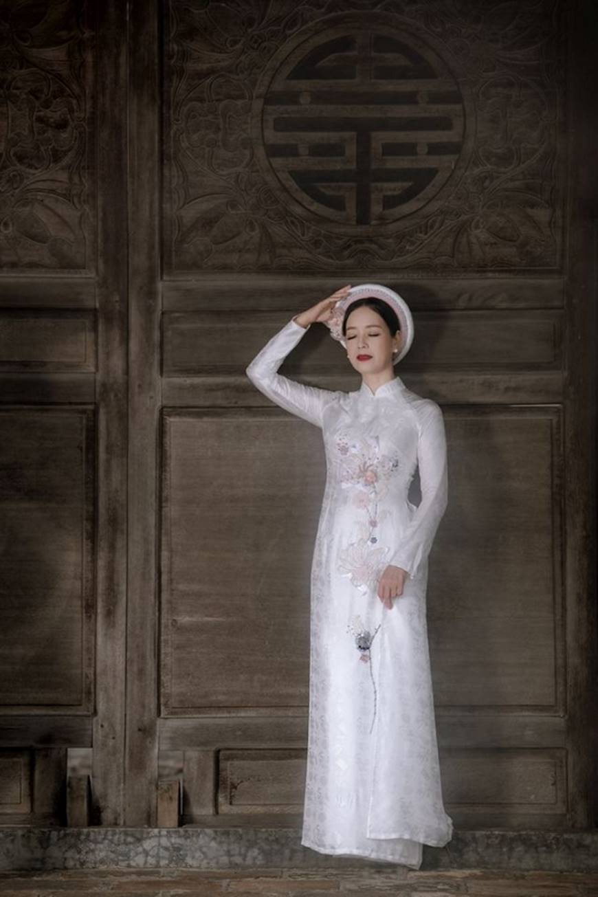 NSƯT Chiều Xuân và con gái út Hồng Khanh dịu dàng với áo dài trắng tinh khôi-1