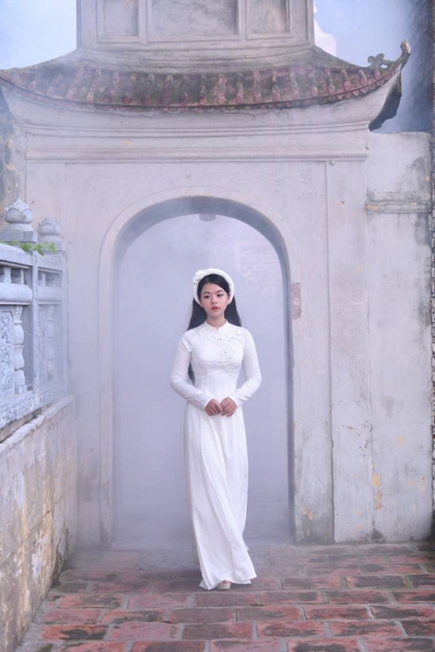 NSƯT Chiều Xuân và con gái út Hồng Khanh dịu dàng với áo dài trắng tinh khôi-2