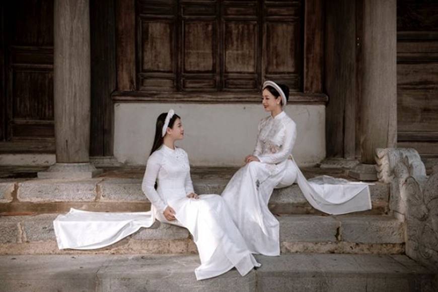 NSƯT Chiều Xuân và con gái út Hồng Khanh dịu dàng với áo dài trắng tinh khôi-4
