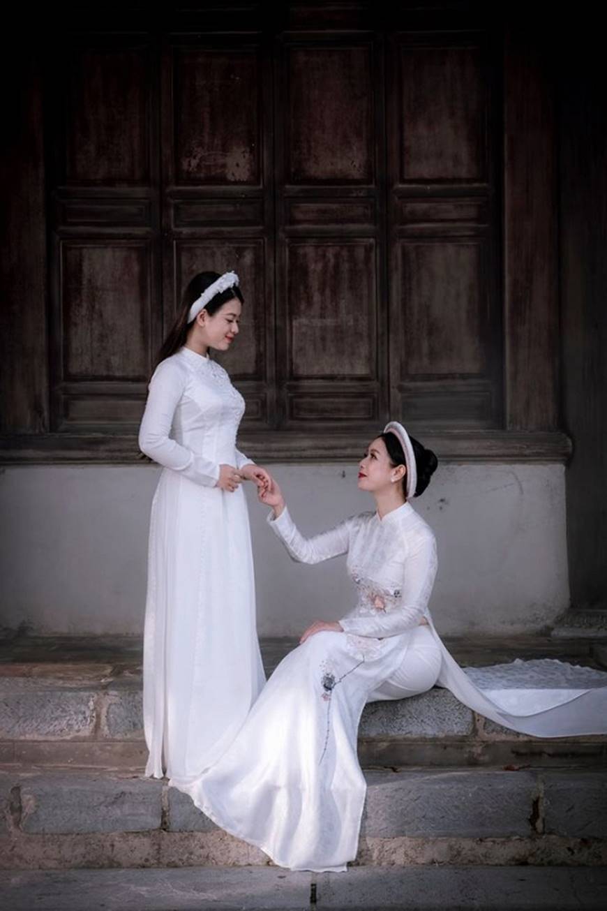 NSƯT Chiều Xuân và con gái út Hồng Khanh dịu dàng với áo dài trắng tinh khôi-6