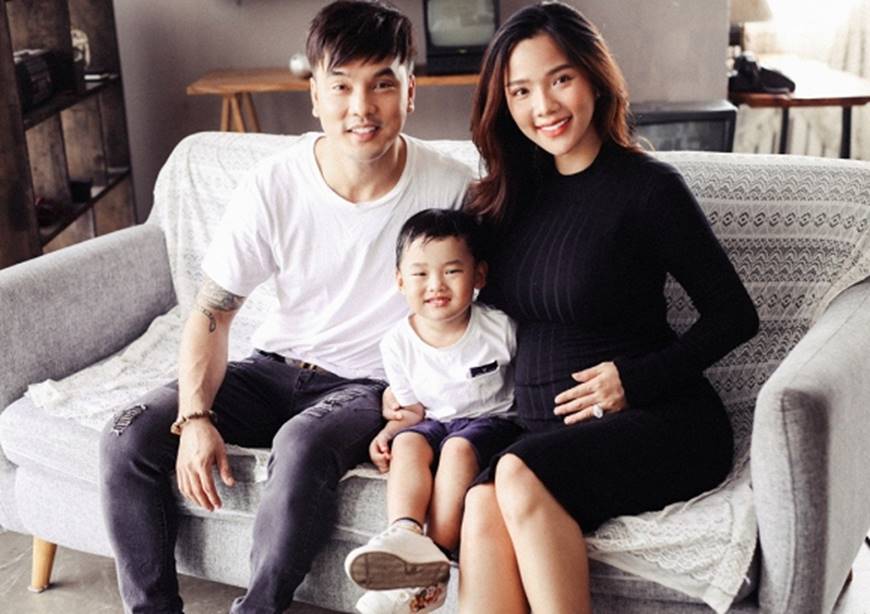 Ở tháng cuối thai kỳ, Kim Cương vẫn gợi cảm bên Ưng Hoàng Phúc dù tăng 20kg-10