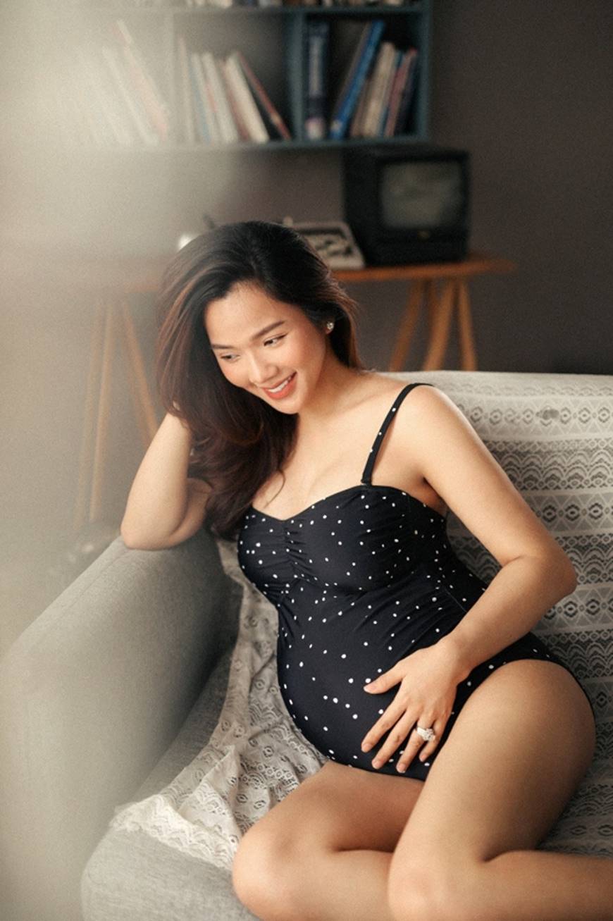 Ở tháng cuối thai kỳ, Kim Cương vẫn gợi cảm bên Ưng Hoàng Phúc dù tăng 20kg-2