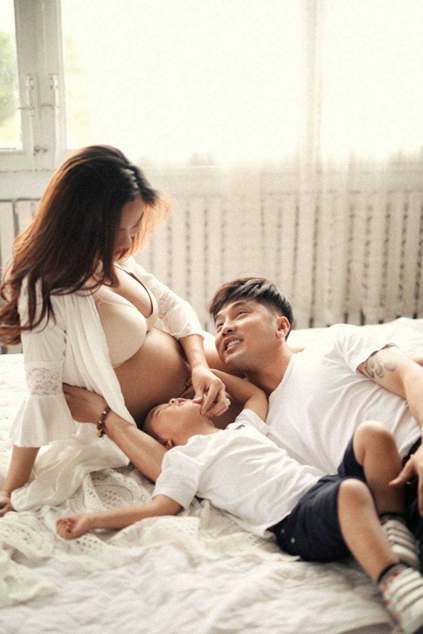 Ở tháng cuối thai kỳ, Kim Cương vẫn gợi cảm bên Ưng Hoàng Phúc dù tăng 20kg-3