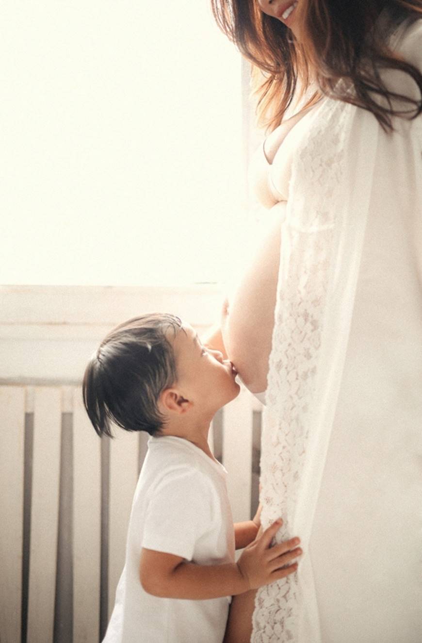 Ở tháng cuối thai kỳ, Kim Cương vẫn gợi cảm bên Ưng Hoàng Phúc dù tăng 20kg-4