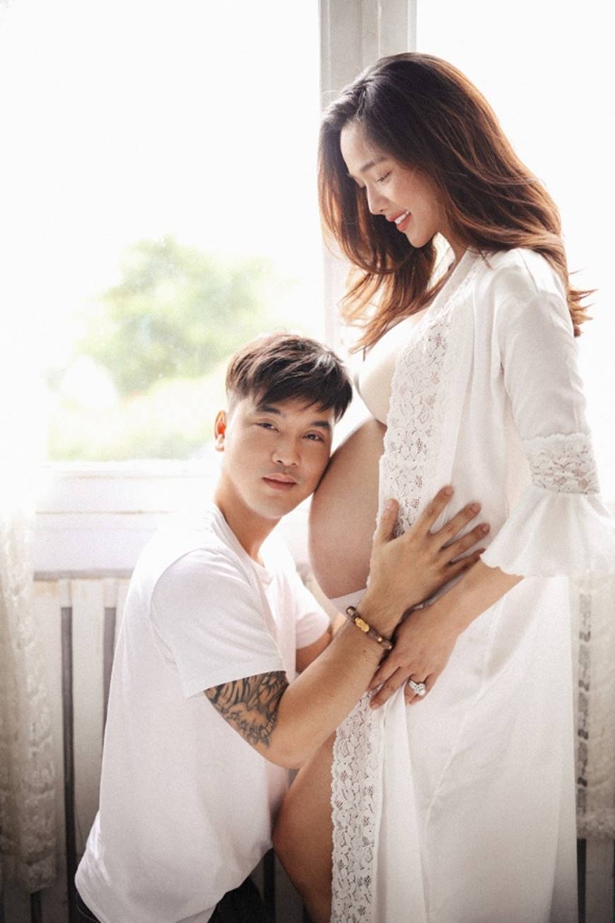 Ở tháng cuối thai kỳ, Kim Cương vẫn gợi cảm bên Ưng Hoàng Phúc dù tăng 20kg-5