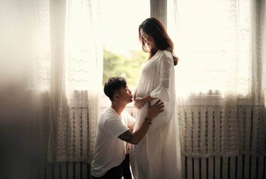 Ở tháng cuối thai kỳ, Kim Cương vẫn gợi cảm bên Ưng Hoàng Phúc dù tăng 20kg-6