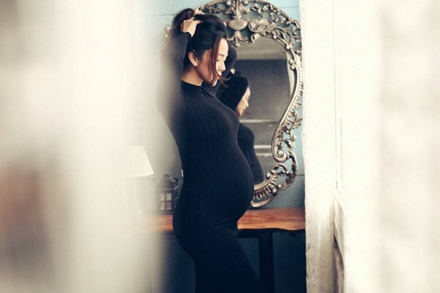 Ở tháng cuối thai kỳ, Kim Cương vẫn gợi cảm bên Ưng Hoàng Phúc dù tăng 20kg-14