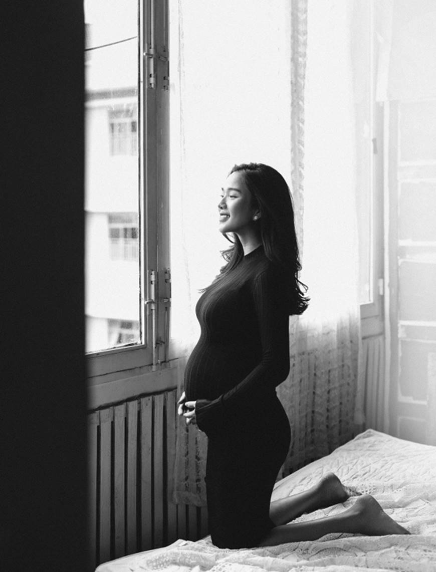 Ở tháng cuối thai kỳ, Kim Cương vẫn gợi cảm bên Ưng Hoàng Phúc dù tăng 20kg-15
