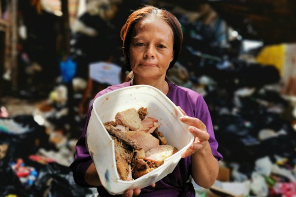 Bữa tiệc thịnh soạn” của dân xóm ổ chuột: Những miếng thịt thừa từ bãi rác thành bữa ăn có thịt cho người nghèo-1
