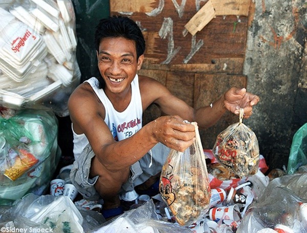 Bữa tiệc thịnh soạn” của dân xóm ổ chuột: Những miếng thịt thừa từ bãi rác thành bữa ăn có thịt cho người nghèo-2