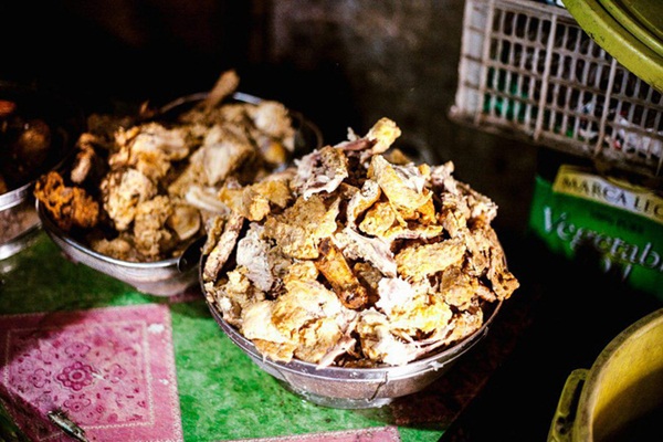 Bữa tiệc thịnh soạn” của dân xóm ổ chuột: Những miếng thịt thừa từ bãi rác thành bữa ăn có thịt cho người nghèo-4