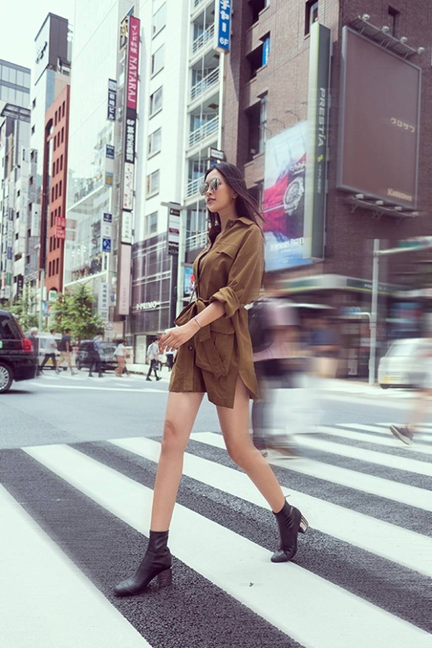 Hoa hậu Tiểu Vy khoe eo thon cực chất trên đường phố Nhật-1
