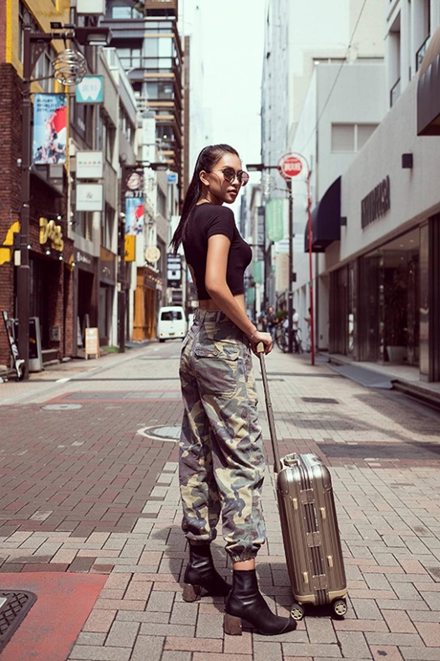 Hoa hậu Tiểu Vy khoe eo thon cực chất trên đường phố Nhật-6