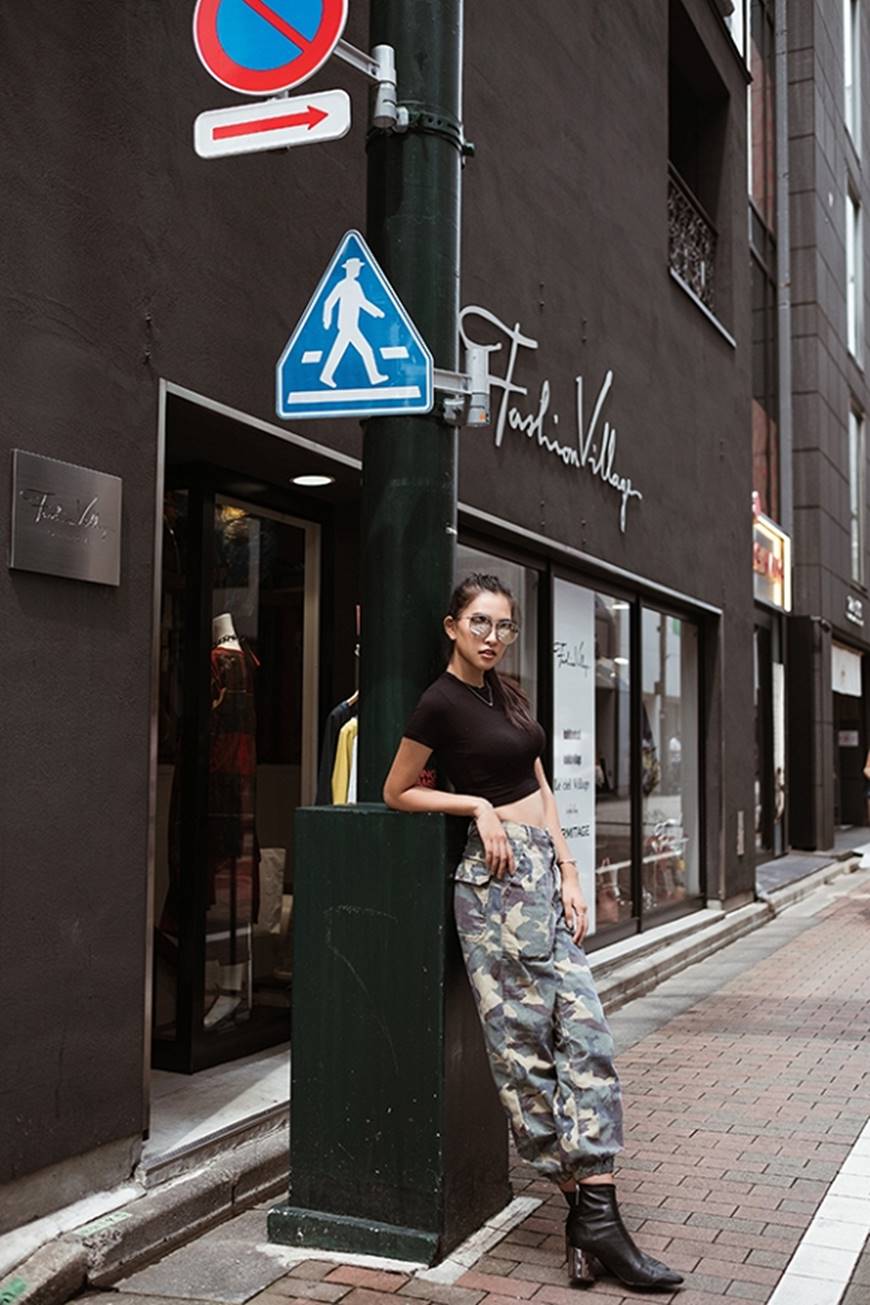 Hoa hậu Tiểu Vy khoe eo thon cực chất trên đường phố Nhật-7