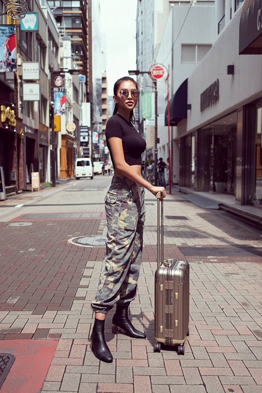 Hoa hậu Tiểu Vy khoe eo thon cực chất trên đường phố Nhật-8
