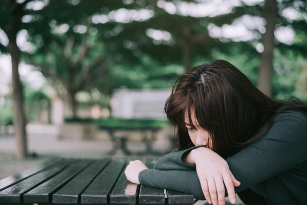 Ngủ dậy thấy vệt máu trên ga giường, tôi định lên tiếng thắc mắc thì bị chồng bịt miệng rồi chỉ tay ra ngoài cửa-2