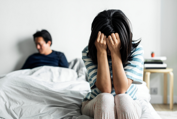 Ngủ dậy thấy vệt máu trên ga giường, tôi định lên tiếng thắc mắc thì bị chồng bịt miệng rồi chỉ tay ra ngoài cửa-1