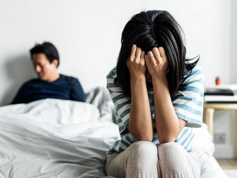 Ngủ dậy thấy vệt máu trên ga giường, tôi định lên tiếng thắc mắc thì bị chồng bịt miệng rồi chỉ tay ra ngoài cửa