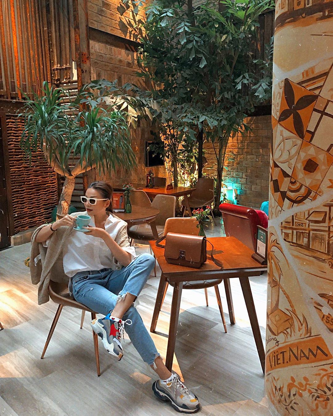 Nàng công sở không bao giờ lo mặc xấu, nếu biết 12 công thức diện áo sơ mi trắng tuyệt xinh từ các mỹ nhân Việt-3