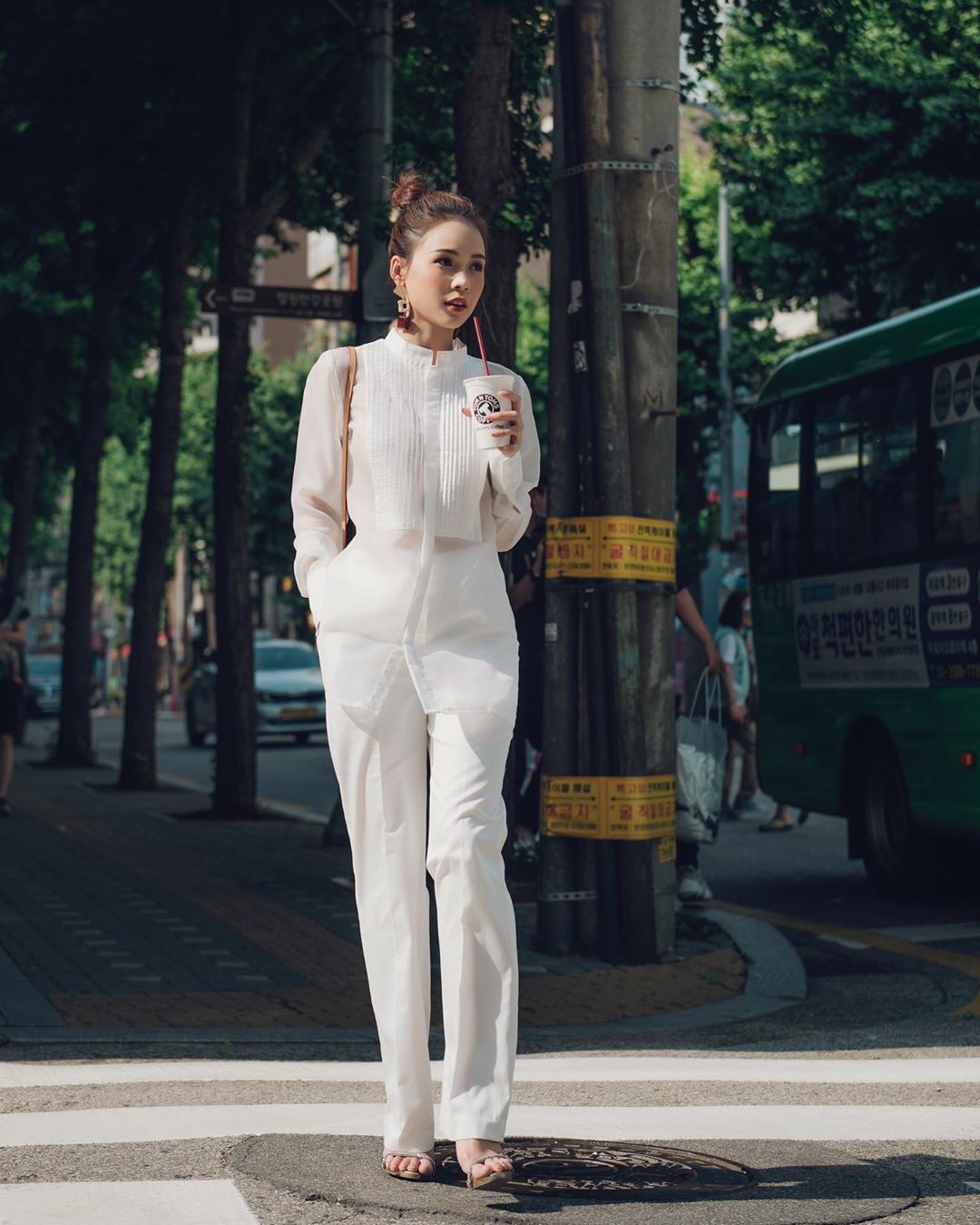 Nàng công sở không bao giờ lo mặc xấu, nếu biết 12 công thức diện áo sơ mi trắng tuyệt xinh từ các mỹ nhân Việt-4