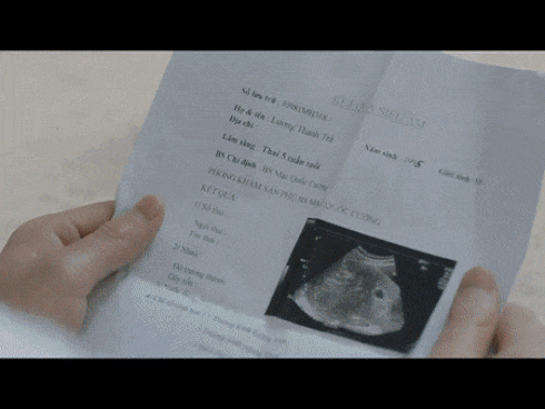 Hoa hồng trên ngực trái gây xôn xao vì lộ ảnh Khuê bị chồng đè ra bóp cổ-4