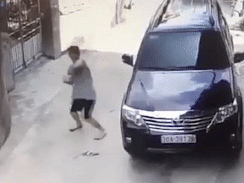 Đang hành sự thì thấy camera, tên trộm giả vờ chuyển sang nhảy múa