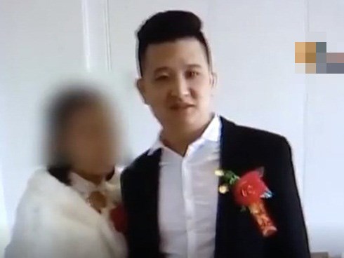 Vừa cưới được 1 tháng, chồng phát hiện bí mật động trời giữa vợ với anh chàng mai mối