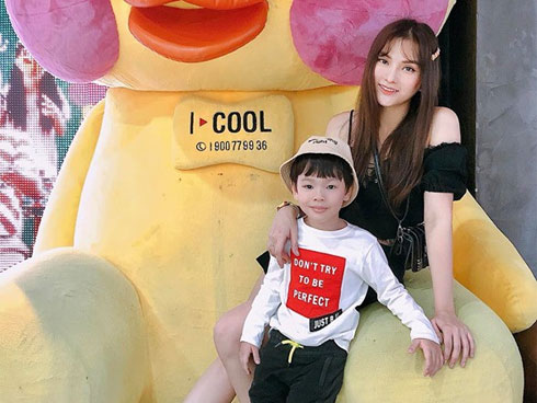 Thu Thủy cùng chồng kém 10 tuổi hào hứng đưa bé Henry tới trường trong ngày khai giảng năm học mới, bỏ qua loạt ồn ào không đáng có-16