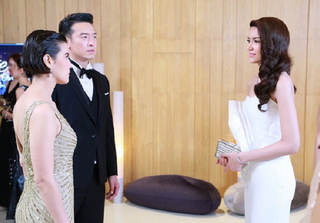 Vừa dẫn bồ nhí vào khách sạn 5 sao thì chạm trán với nhân vật gớm mặt khiến anh chồng khóc dở mếu dở, bỏ bồ chạy thẳng-2