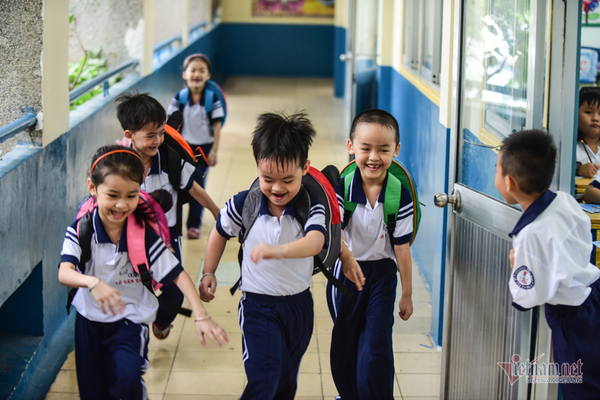 5 bé sinh 5 đầu tiên của VN háo hức vào lớp 1-1